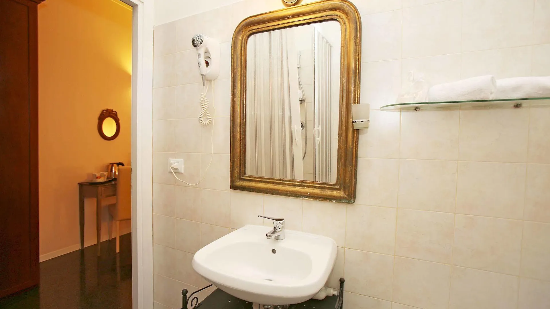 **  Amica Roma Guest House Itália